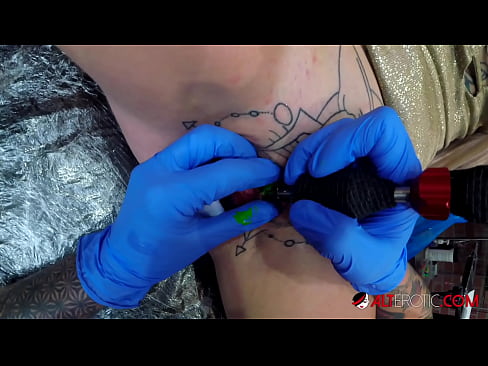❤️ Estremamente tatuato hottie Sully Savage ottenuto un tatuaggio sul suo clitoride ❤️ Video di sessoal it.onetubes.top ❌