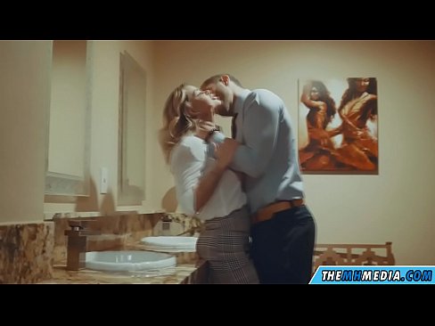 ❤️ Quando una bionda formosa ti seduce in un bagno pubblico ❤️ Video di sessoal it.onetubes.top ❌